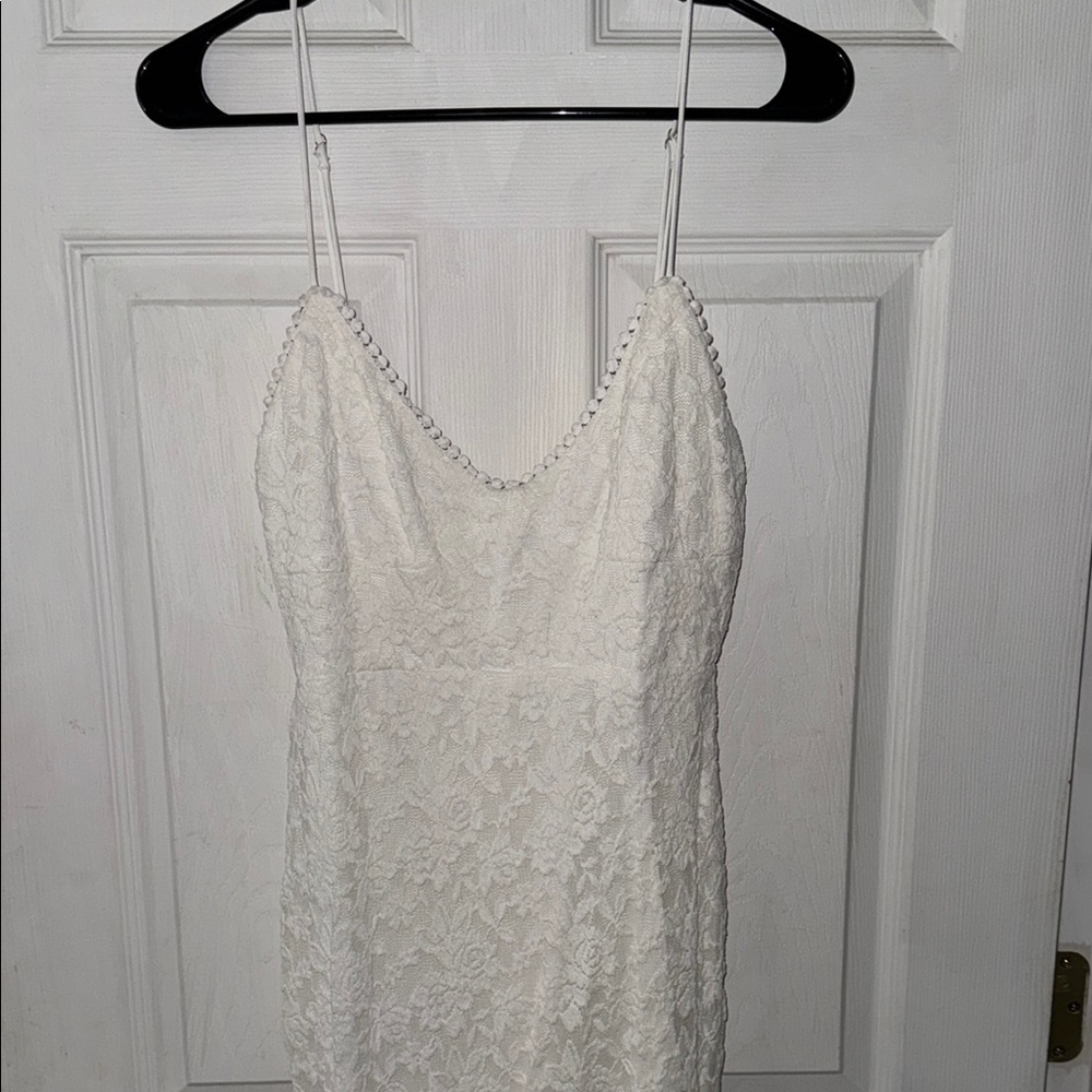 Hello Molly Lace on her midi dress white size M